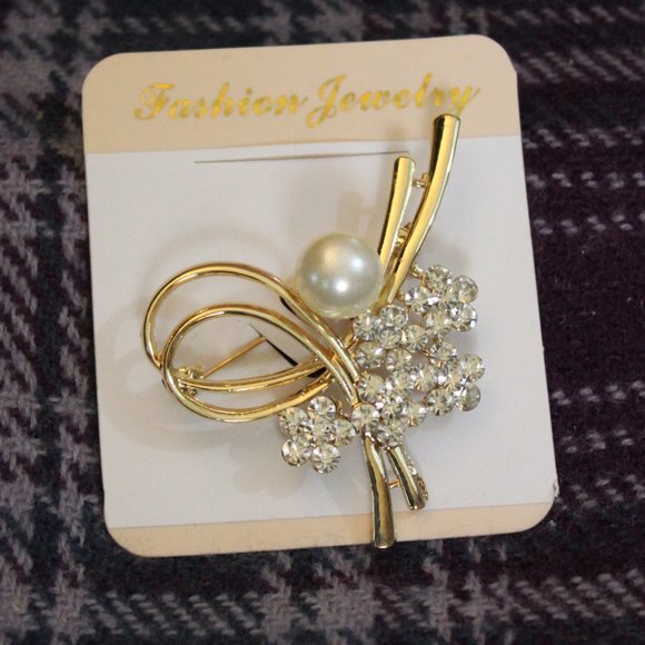 Jewelry - NWT Faux Pearl Rhinestone Gold-tone Pin Brooch